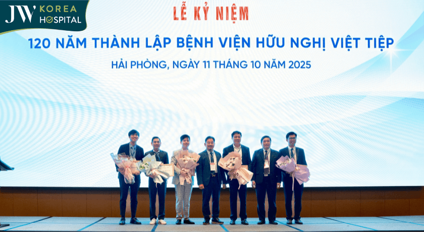 bác sĩ Tín nhận hoa sau kết thúc buổi báo cáo