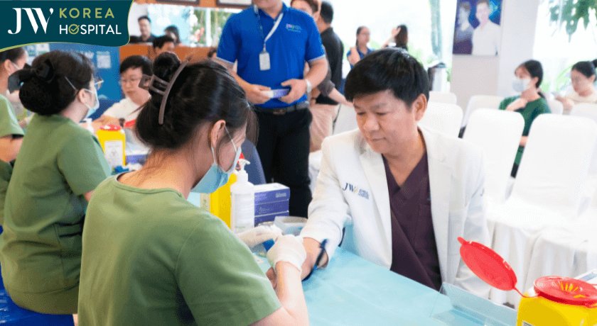 bác sĩ tú dung lấy máu xét nghiệm ctDNA