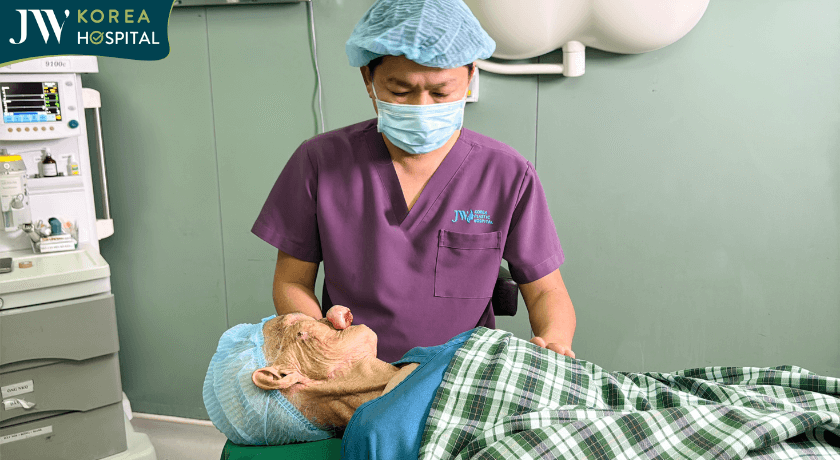 bác sĩ tú dung nói chuyện trấn an tinh thần ba cụ trước phẫu thuật