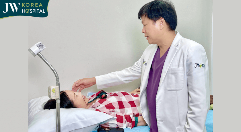 bác sĩ tú dung thăm khách hàng sau phẫu thuật ca biến chứng nâng mũi hoại tử