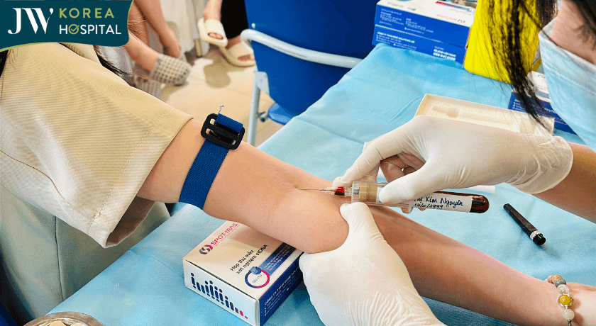 bệnh viện jw tổ chức lấy máu xét nghiệm cho toàn bộ nhân viên