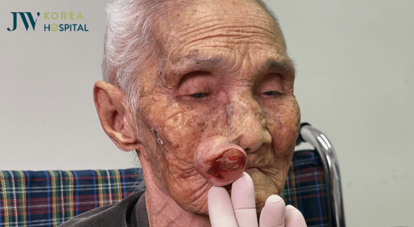 cụ bà 100 tuổi gặp thăm khám cùng bác sĩ Tú Dung