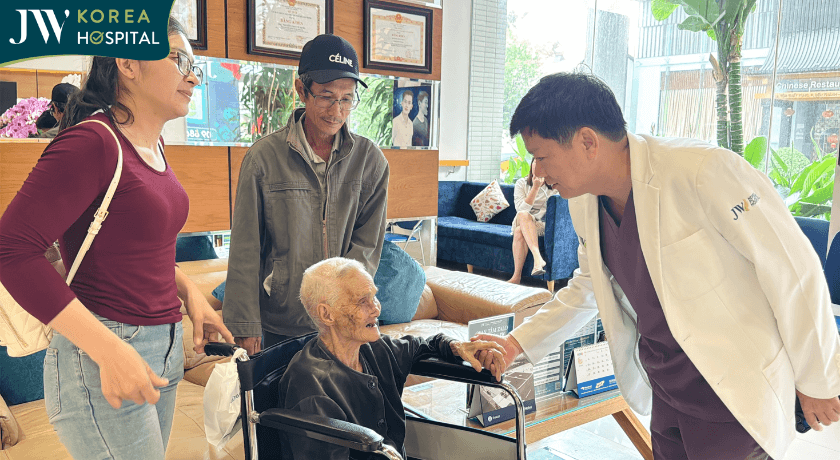 cụ bà tạm biệt bác dung về sau khi phẫu thuật thành công