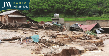 Mưa lũ miền Trung vượt mức lịch sử: Nhiều nơi ngập nặng, người dân bật khóc chạy lũ