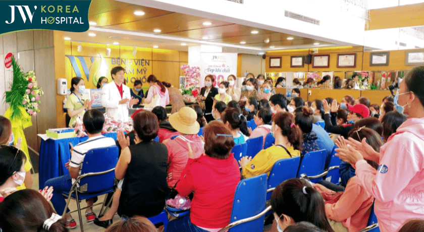 khách hàng đến tham dự sự kiện