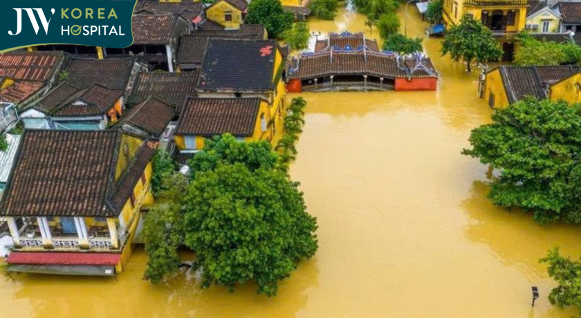 miền Trung ngập trong biển nước do lũ