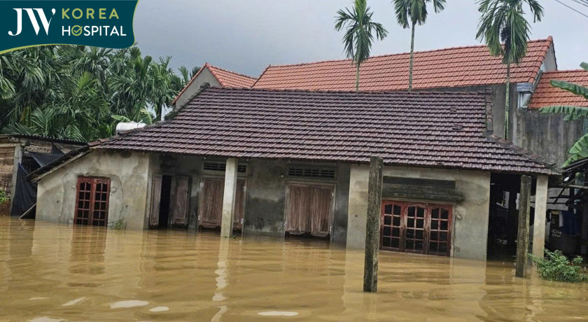 nhà bị ngập nặng trong cơn mưa lũ miền trung