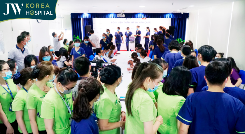 Toàn thể đội ngũ Bệnh viện JW chung tay quyên góp cho người dân miền Trung bão lũ