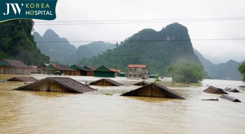 Nhà dân ngập nặng trong cơn mưa lũ miền Trung