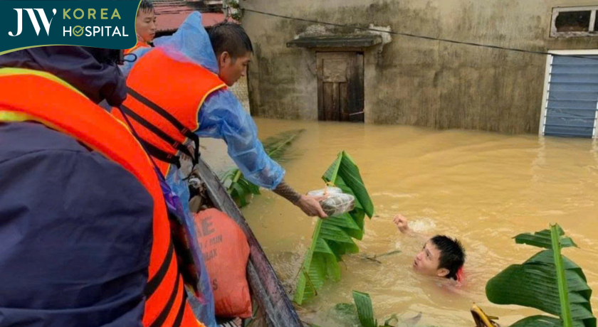 Tiếp tế lương thực cho người dân bị mắc kẹt trong cơn bão lũ ở miền Trung