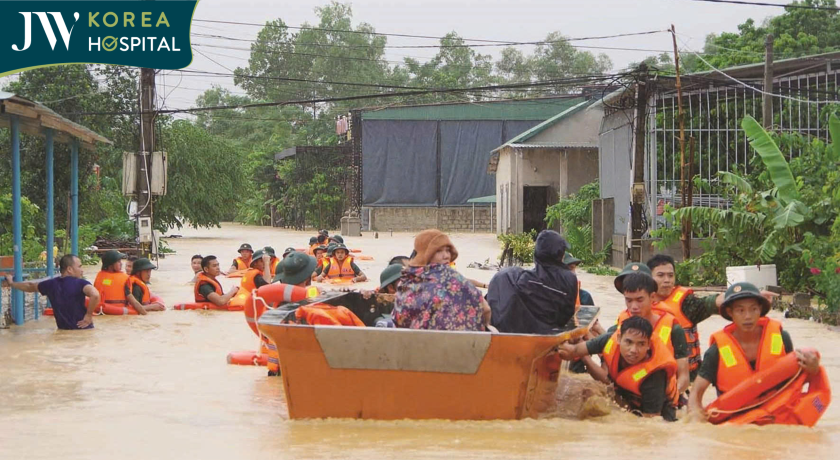 Hình ảnh người dân miền Trung trong cơn bão lũ