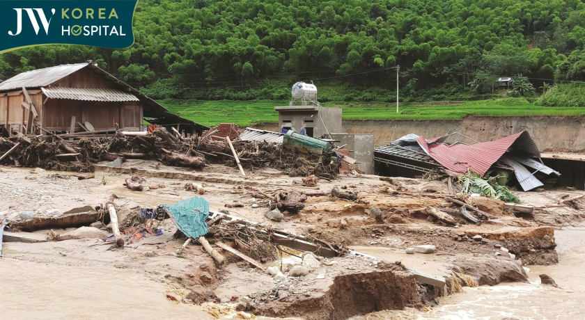 Nhà cửa bị bão lũ cuốn trôi ở miền Trung