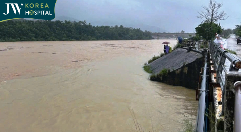 Hình ảnh mưa lũ miền Trung tại Việt Nam