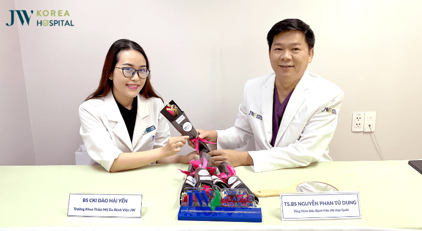 Bác sĩ Tú Dung tặng hoa cho chị em phụ nữ nhân ngày Phụ nữ Việt nam