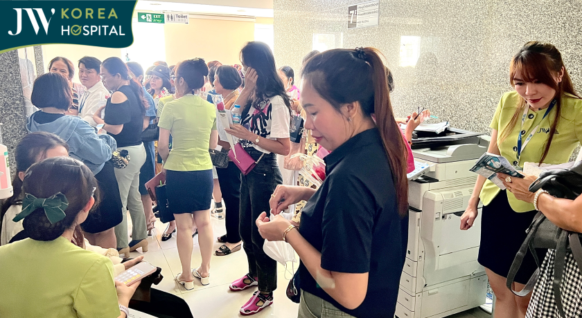 Hình ảnh các khách hàng đứng chờ ở khu vực thang máy bệnh viện JW 
