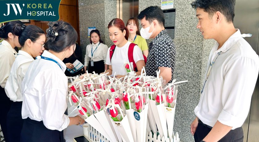 khách hàng được nhận những bông hoa tươi thắm rực rỡ 
