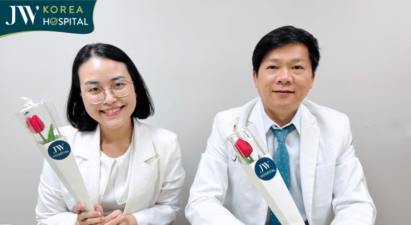 bác sĩ Tú Dung cùng đội ngũ JW tặng những bông hoa xinh xắn đến khách hàng nhân dịp 95 năm Phụ nữ Việt Nam 