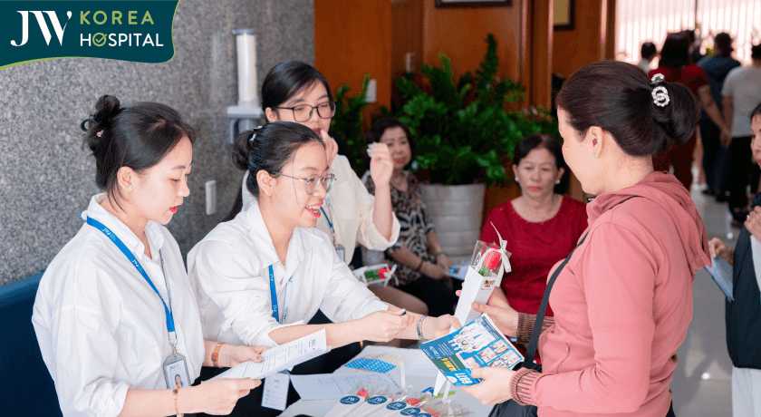 mỗi khách hàng đến tham dự đều được tặng hoa và những voucher cực hấp dẫn 