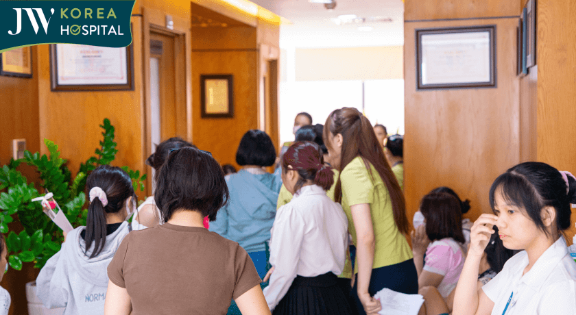 chị emunf ùn kéo đến Bệnh viện JW để tham dự sự kiện Mừng 95 năm ngày Phụ nữ Việt Nam