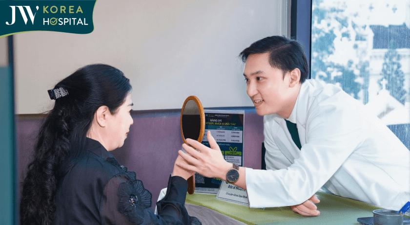 khách hàng được bác sĩ JW thăm khám trực tiếp và tư vấn tận tình