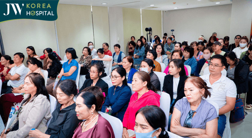 các khách hàng ngồi kín cả hội trường 