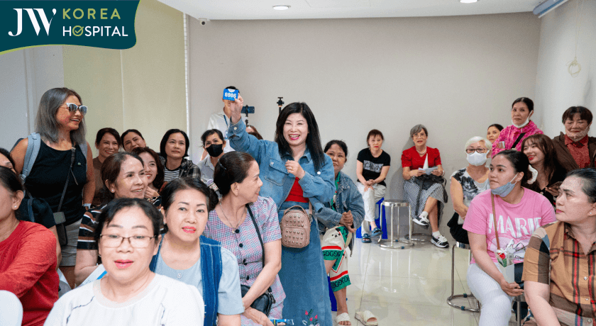 Nụ cười rạng rỡ trên gương mặt chị nữ khách hàng may mắn trúng giải thưởng đặc biệt từ Bệnh viện JW