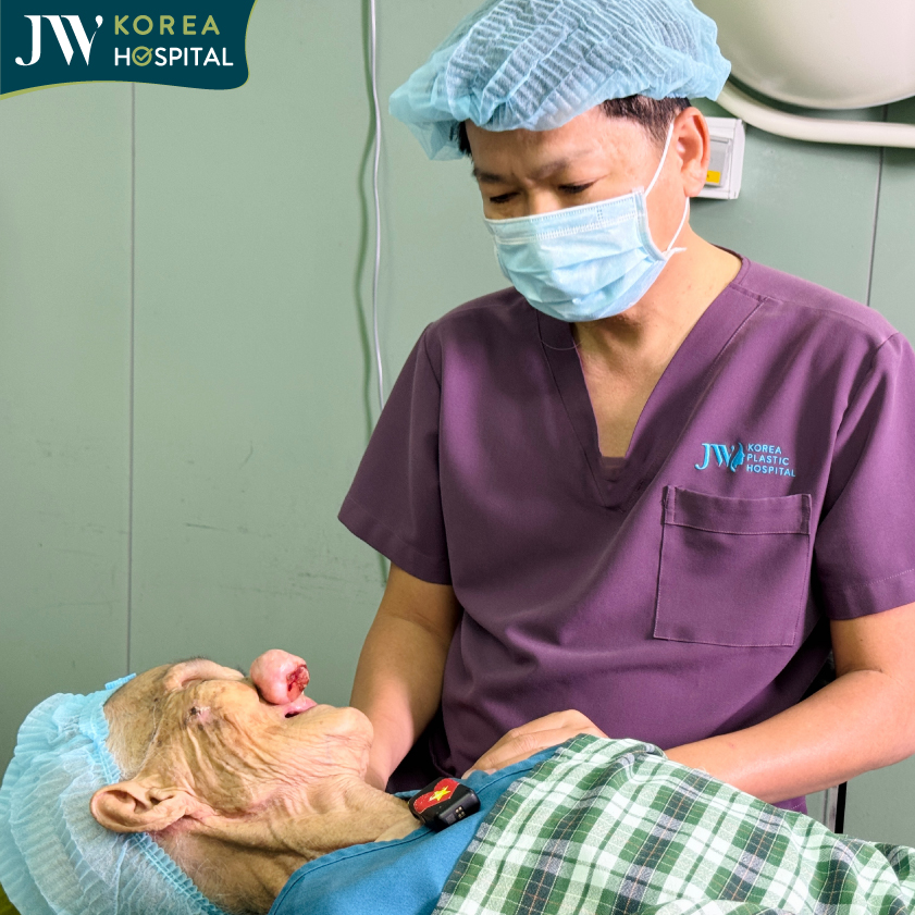 bác sĩ Tú Dung hỏi thăm sức khỏe cụ bà 