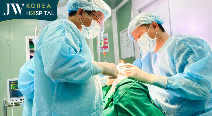bác sĩ Tú Dung và ê-kíp đang trong quá trình phẫu thuật cắt bỏ khối u mạch máu cho cụ bà 100 tuổi 