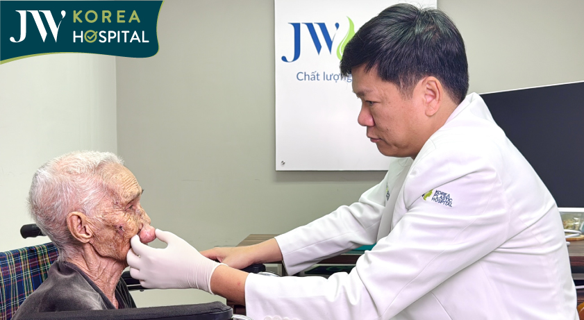 bác sĩ Tú Dung trực tiếp thăm khám và thực hiện phẫu thuật giúp cụ bà 100 tuổi thoát khỏi khối u mạch máu 