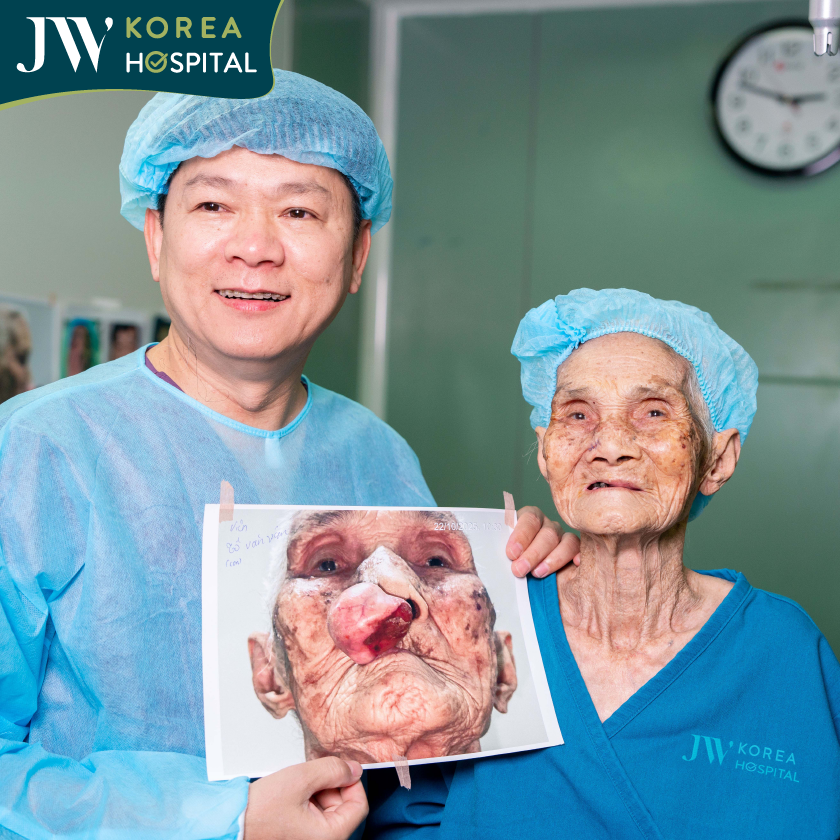 bác sĩ Tú Dung và cụ Lê Thị Khoan sau ca phẫu thuật cắt bỏ khối bướu quỷ