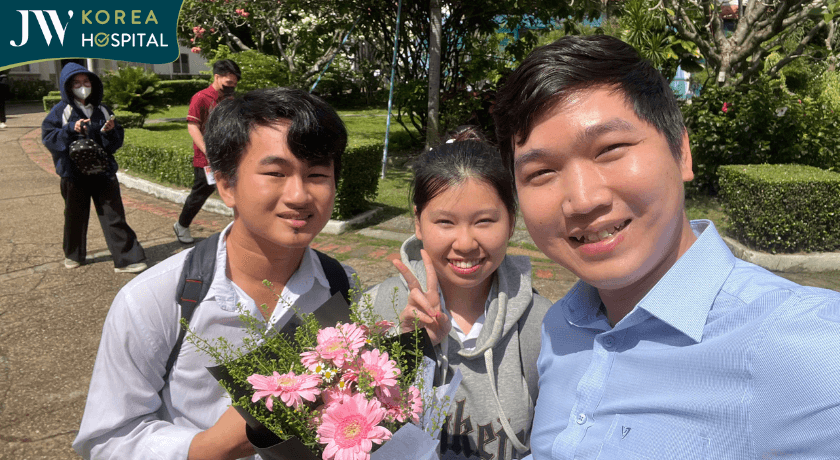 Hai sinh viên nhận được học bổng từ bệnh viện JW