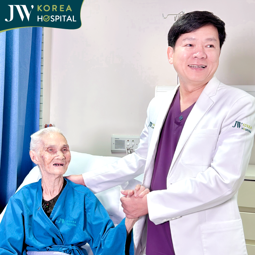 Bác sĩ Tú Dung thăm hỏi tình hình sức khỏe của cụ Khoan sau 7 ngày quay lại tái khám