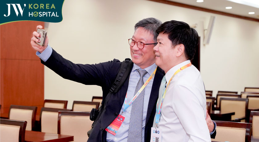 bác sĩ Tú Dung chụp hình cùng chuyên gia trong ngành 