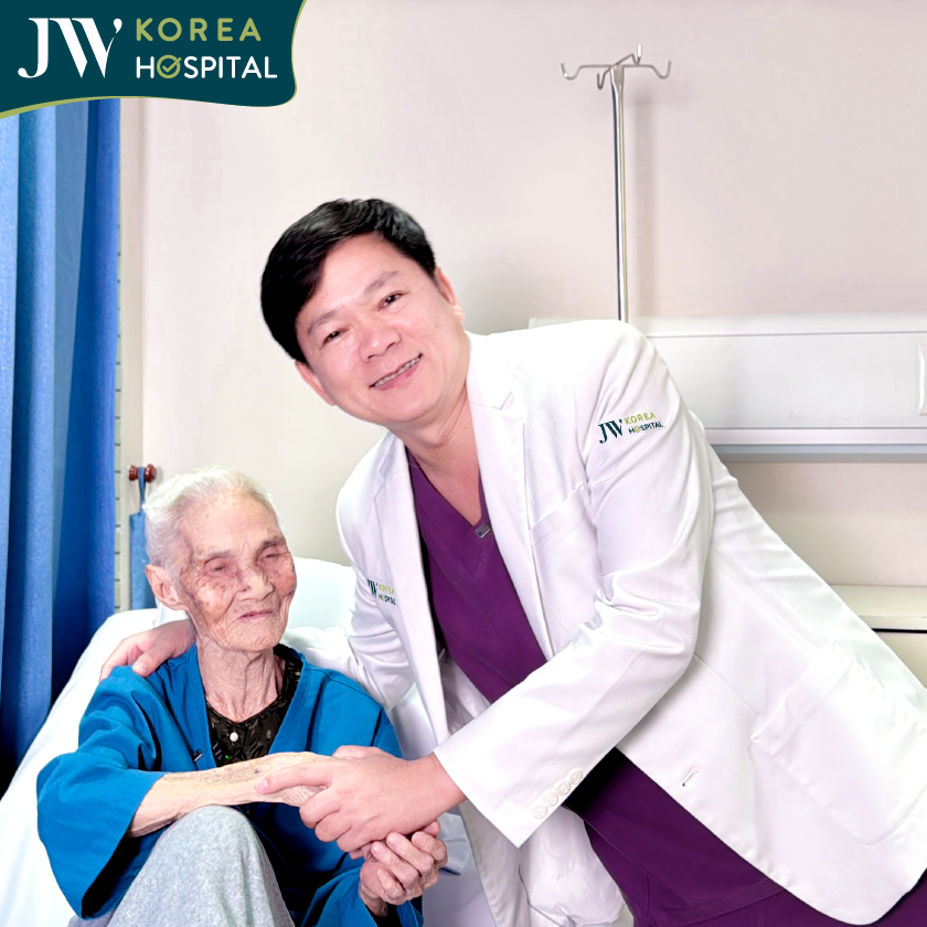 Cụ Khoan vui vẻ chụp hình với bác sĩ Tú Dung sau 7 ngày cắt khối u