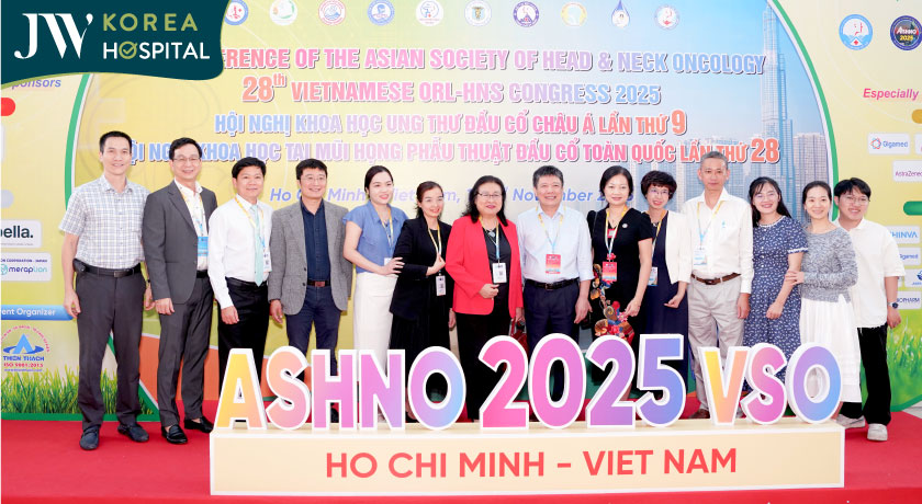 Bác sĩ Tú Dung chụp hình cùng các chuyên gia trong lĩnh vực 