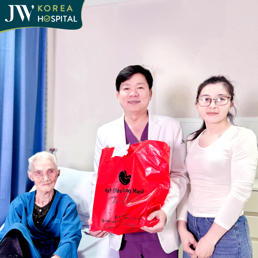 bác sĩ Tú Dung nhận được quà cảm ơn của gia đình cụ Khoan