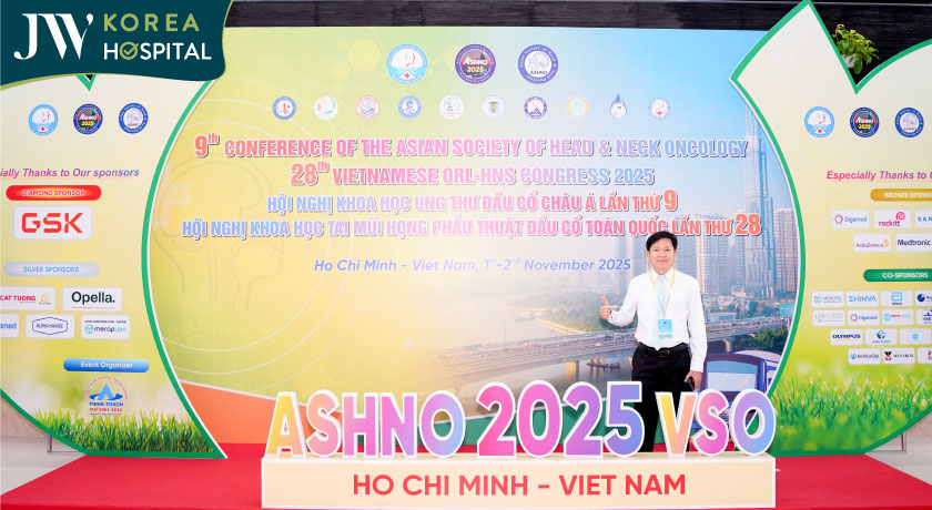 Hình ảnh bác sĩ Tú Dung chụp hình tại Hội nghị ASHNO 2025