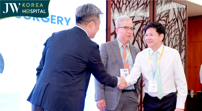 Bác sĩ Tú Dung tay bắt mặt mừng với chuyên gia trong lĩnh vực 