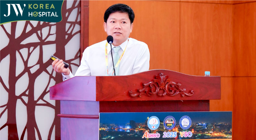 Hình ảnh bác sĩ Tú Dung đang thuyết giảng tại Hội nghị ASNO 2025