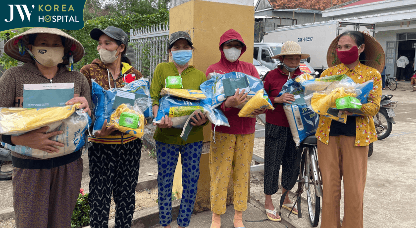 bà con Phú Yên vui mừng nhận những phần quà từ JW