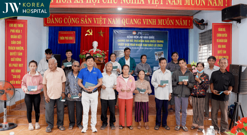 bà con Thôn Phú Hòa mừng rỡ khi nhận được trợ cấp