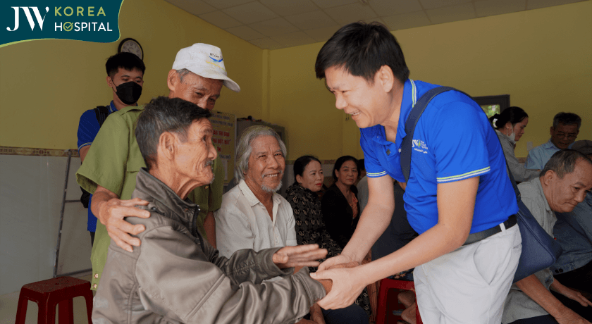 ba con vui mung khi duoc bac dung tang qua cuu tro 1 458x251