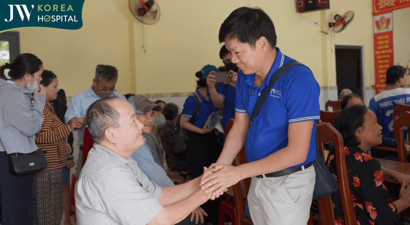 ba con vui mung khi duoc bac dung tang qua cuu tro 2 458x251