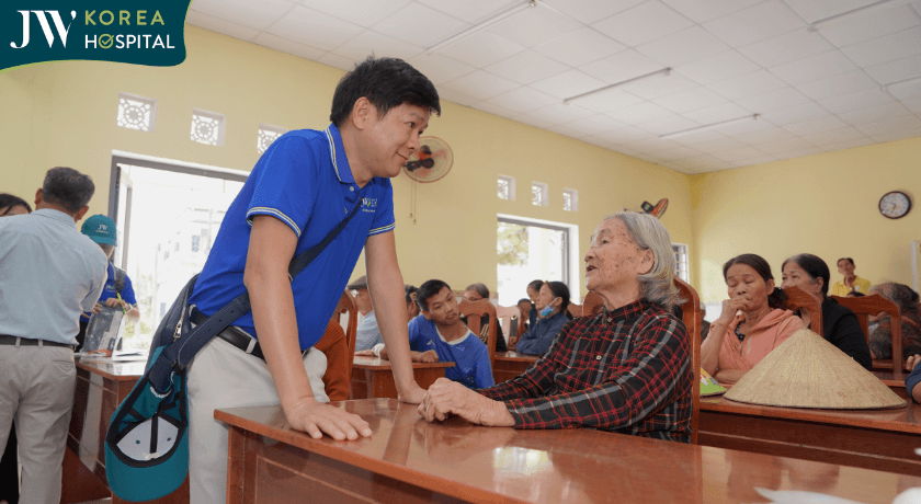 ba con vui mung khi duoc bac dung tang qua cuu tro 4 458x251