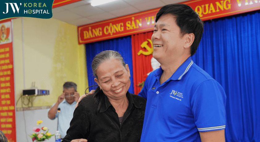 ba con vui mung khi duoc bac dung tang qua cuu tro 5 458x251