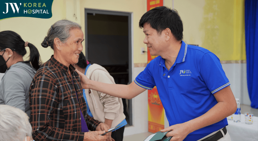 ba con vui mung khi duoc bac dung tang qua cuu tro 6 458x251