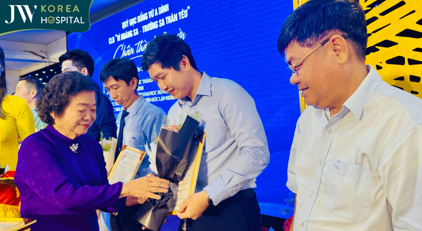 bà Trương Mỹ Hoa trao bằng khen và hoa sau buổi lễ trao học bổng