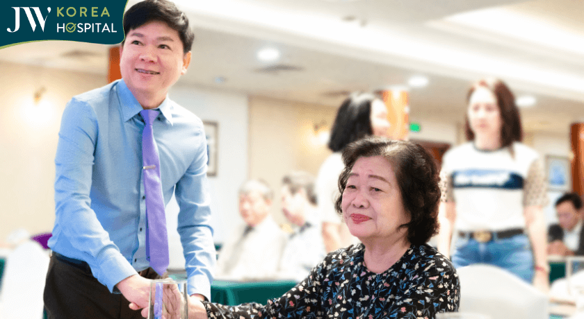 bà Trương Mỹ Hoa và bác sĩ Tú Dung bắt tay trong buổi lễ ký kết