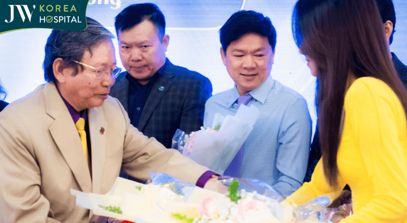 bác dung nhận hoa tri ân buổi lễ