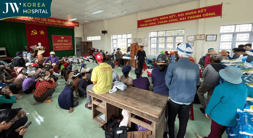 Bác sĩ Tú Dung bắt đầu trao quà cho bà con Tuy An